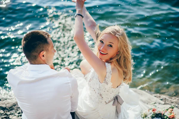 Paar sitzt am Strand — Stockfoto