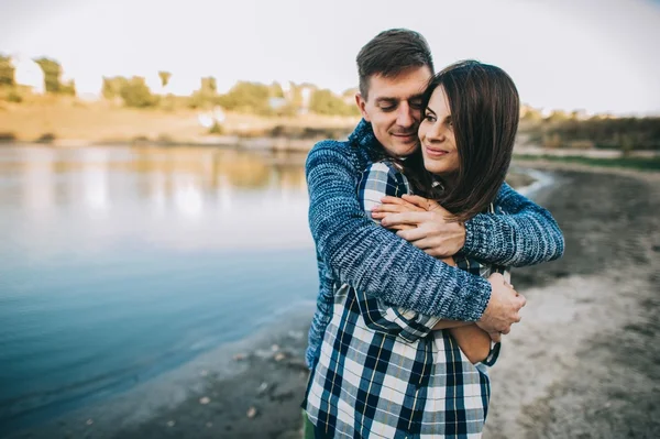 Jeune couple amoureux — Photo