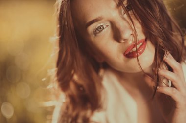 Güzel kız gülümsüyor