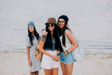 Sahilde güzel kızlar