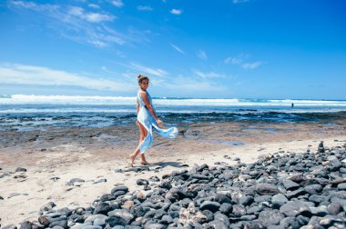 Sahilde güzel bir kız