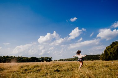 Kız bir arka plan üzerinde güzel gökyüzü