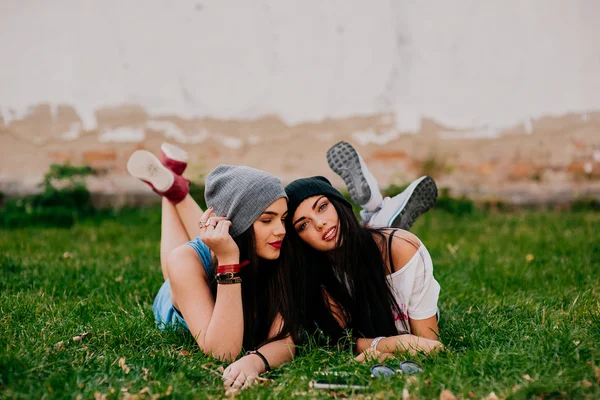 Δύο όμορφα κορίτσια σε χόρτο — Φωτογραφία Αρχείου