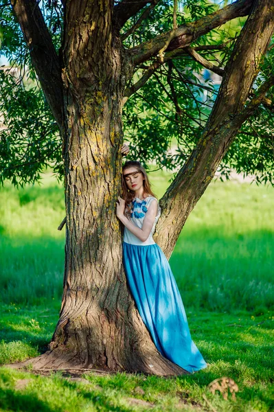 在长长的蓝色裙子的女孩 — 图库照片