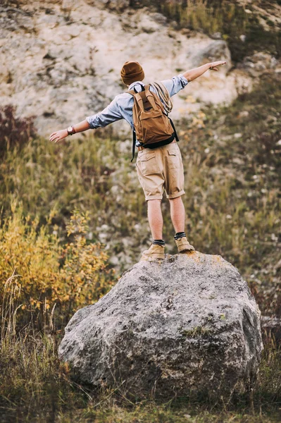 Jovem caminhante homem abertura — Fotografia de Stock