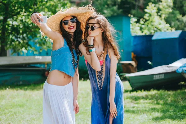 Ragazza hippie per fare selfie — Foto Stock