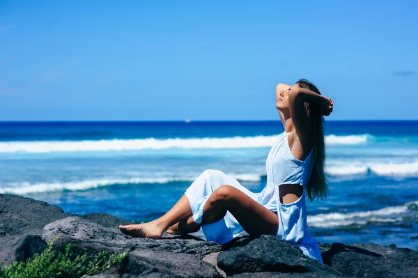 Belle fille sur la plage — Photo