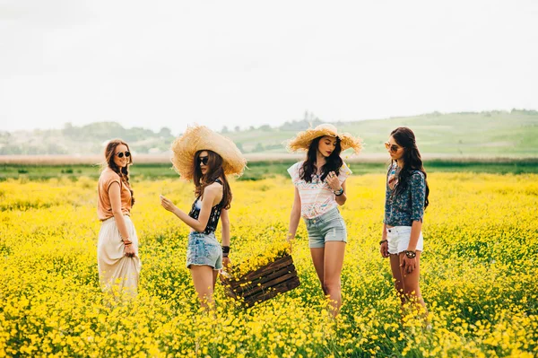 Vier prachtige hippie meisjes — Stockfoto