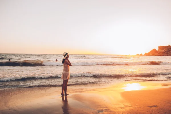 Mujer caucásica en hermosa orilla del mar —  Fotos de Stock