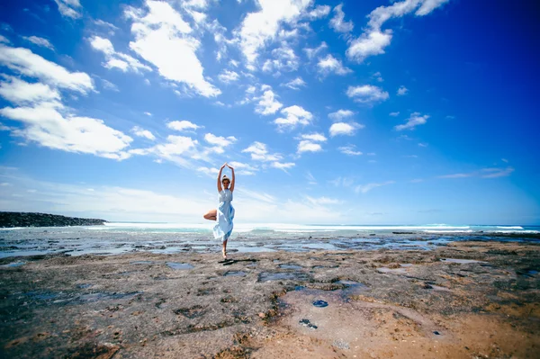 Belle fille sur la plage — Photo