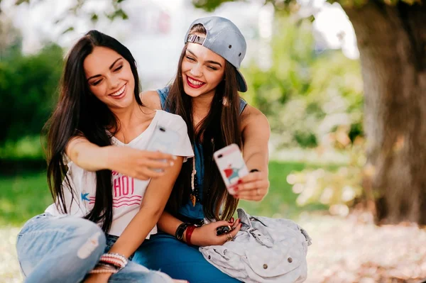 Filles se reposent dans la rue — Photo