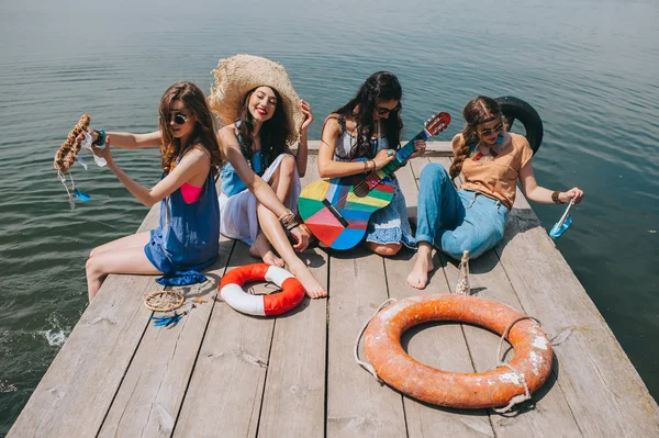 Amigas en el muelle — Foto de Stock