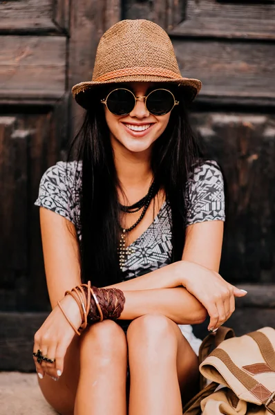 Chica con sombrero y gafas de sol — Foto de Stock