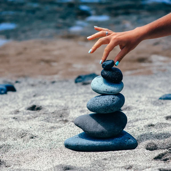 Steinturm auf einem Kiesstrand — Stockfoto