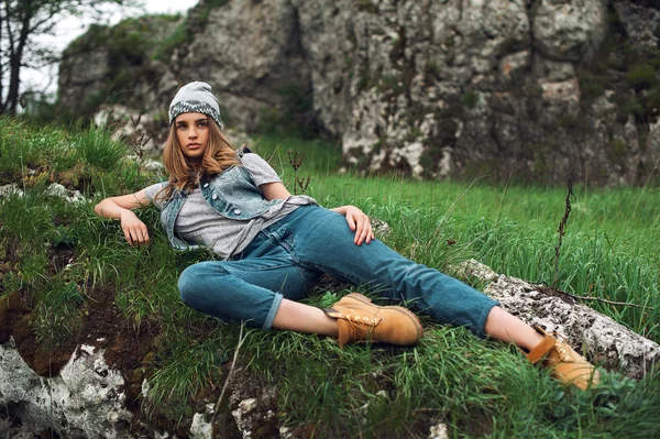 Blondýnka na trávě — Stock fotografie