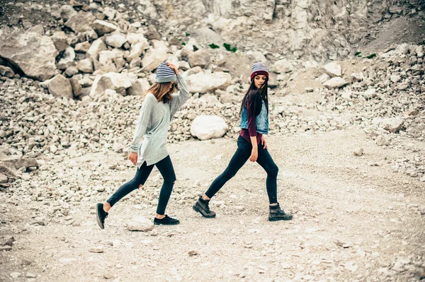 Meninas modelos posando na pedreira — Fotografia de Stock
