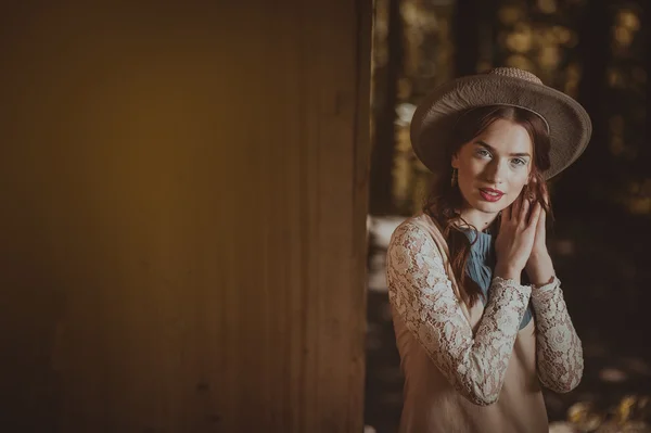 Belle fille dans un chapeau — Photo