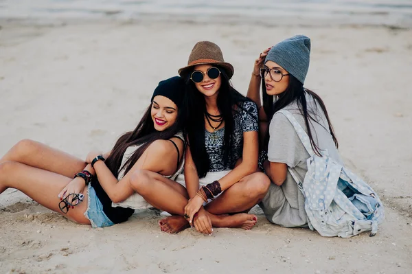 Meninas bonitas na praia — Fotografia de Stock