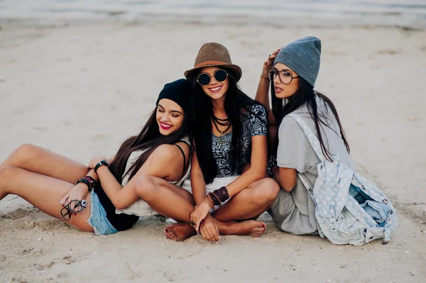 Schöne Mädchen am Strand — Stockfoto