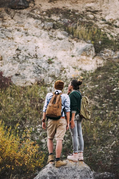 Un couple heureux admirant — Photo