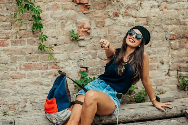 Girl near the graffiti wall — Stock Photo, Image