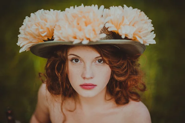 一个红头发的年轻女人的画像 — 图库照片