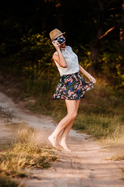 Menina com com câmera retro velha — Fotografia de Stock
