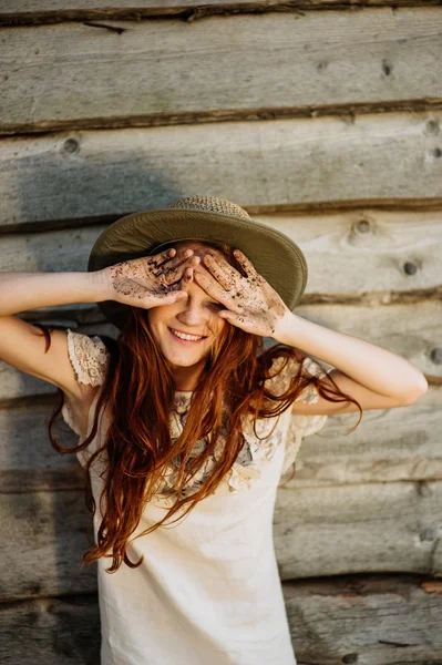 Chica con el pelo rojo posando — Foto de Stock