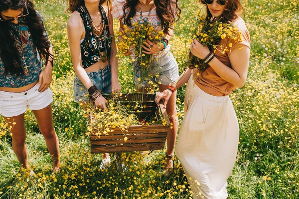 Čtyři krásné hippie dívky — Stock fotografie