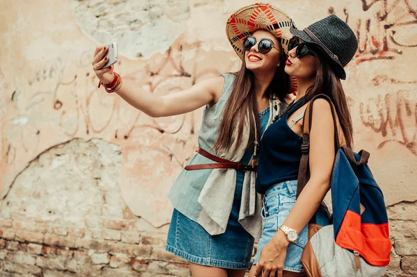 Chicas fotografiadas en el parque — Foto de Stock