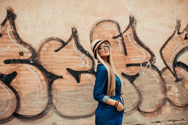 Jovem linda menina loira — Fotografia de Stock