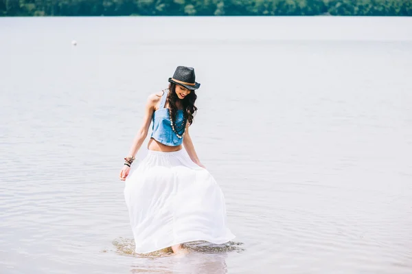 Belle fille sur le lac — Photo