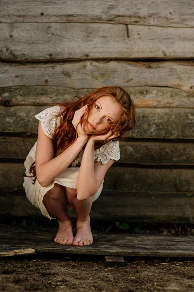 Ragazza con i capelli rossi in posa — Foto Stock