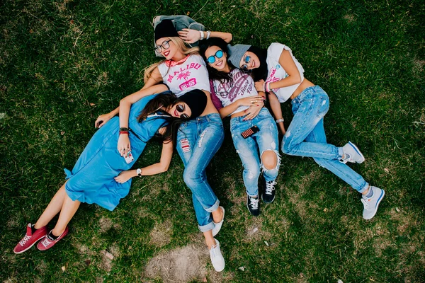 Mooie meisjes op het gras — Stockfoto