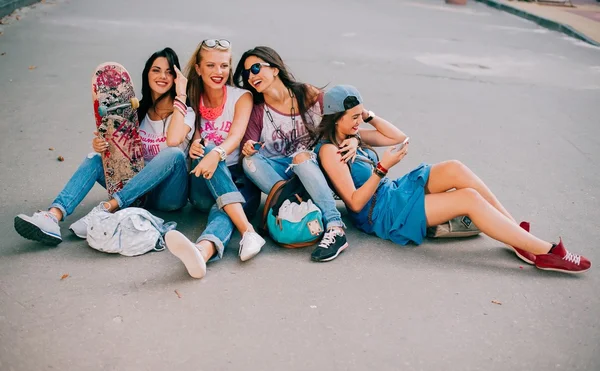 Meisjes zitten op de weg — Stockfoto