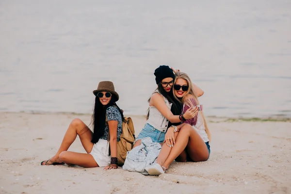 Hermosas chicas en la playa — Foto de Stock