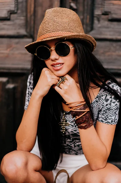 Chica con sombrero y gafas de sol —  Fotos de Stock