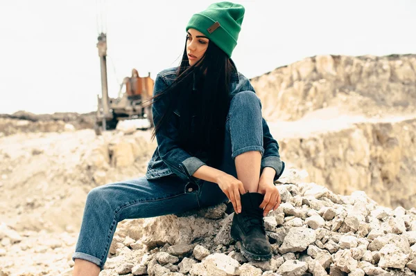 Hipster-Model posiert im Steinbruch — Stockfoto