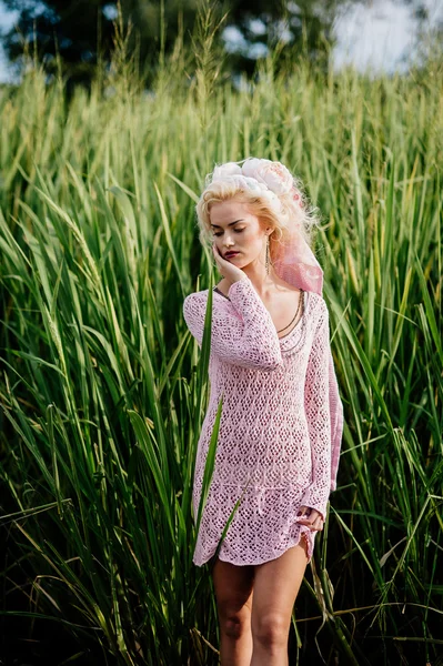 Chica en el lago vistiendo vestido rosa — Foto de Stock