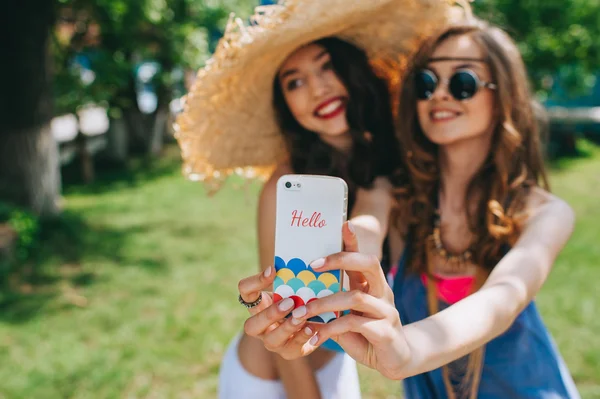 Duas hippie menina para fazer selfie — Fotografia de Stock