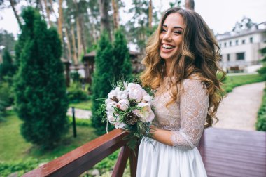  parkta beyaz buket gelinle