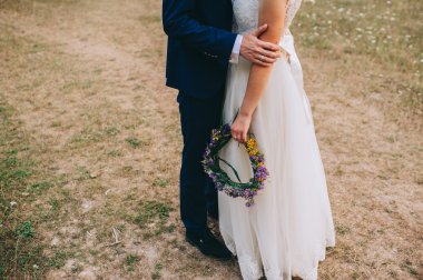 Sevgili çift el ele tutuşuyor  