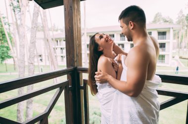 bir havlu ile sarılmış aşık Çift 