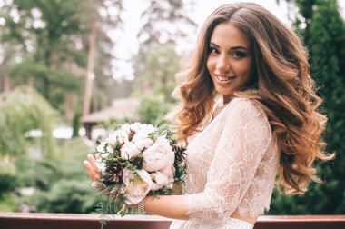   parkta beyaz buket gelinle