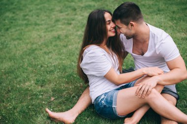 Genç çiftin aşk having fun  