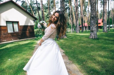   parkta beyaz buket gelinle