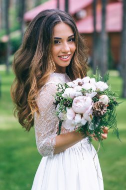   parkta beyaz buket gelinle