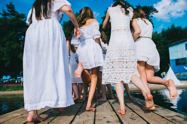 Een groep van meisjes op het dock — Stockfoto