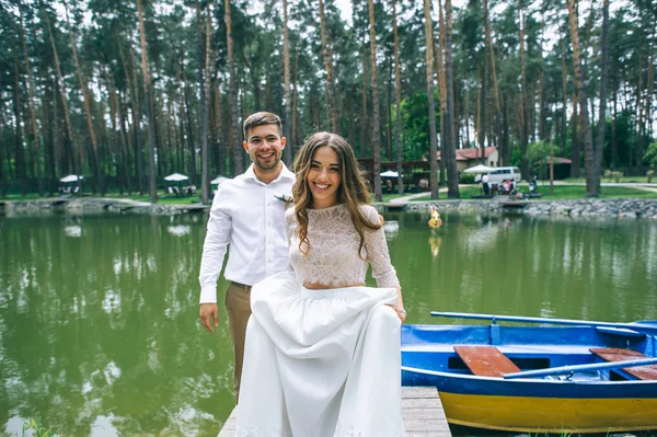 Pareja de boda en un barco —  Fotos de Stock