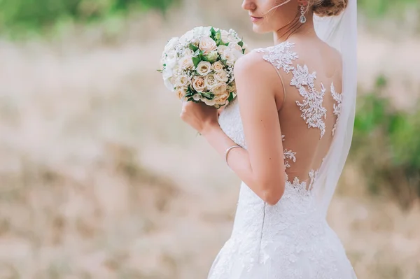 Vestido de novia, anillos de boda —  Fotos de Stock